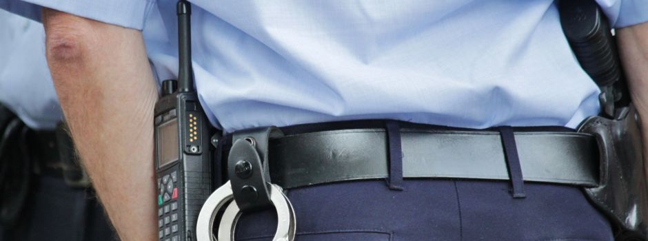 Blut, Schlagstock, Drogen: 16 Personen in Kostheimer Kneipe durchsucht
