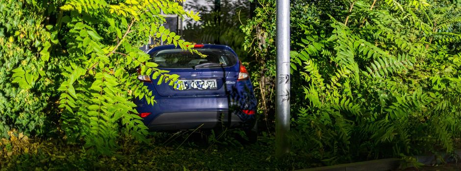 Mysteriöser Unfall in Wiesbaden: Fahrer lässt Auto zurück