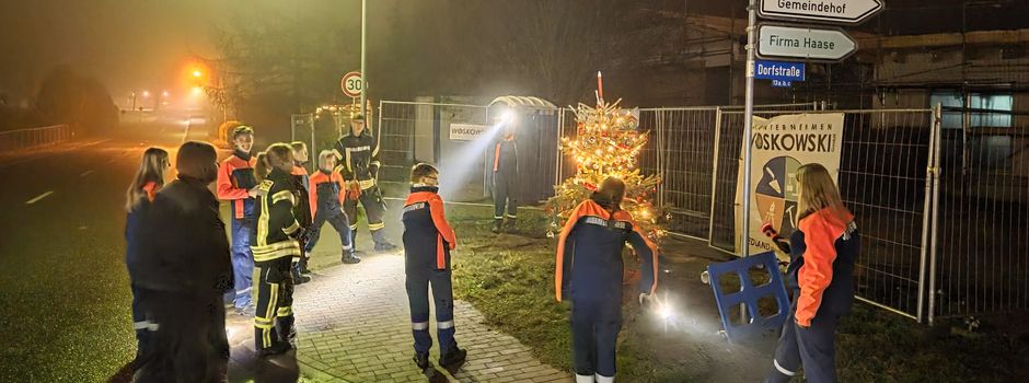 Unsere Jugendfeuerwehr schmückt den Tannenbaum 🎄🚒