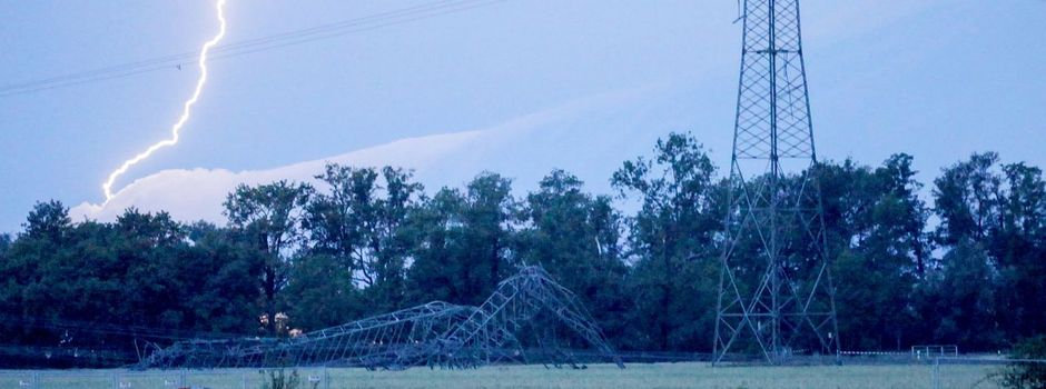 Hagel und Sturm richten Schäden an - Baum fällt auf Auto