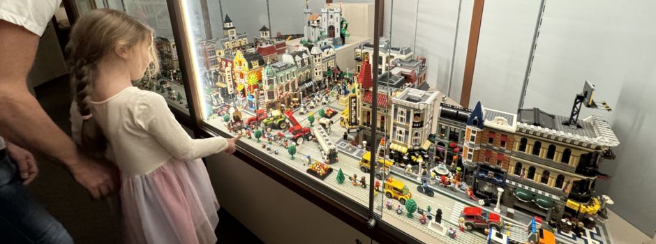 Die Beatles spielen auf dem Dach der kleinen Lego-Welt