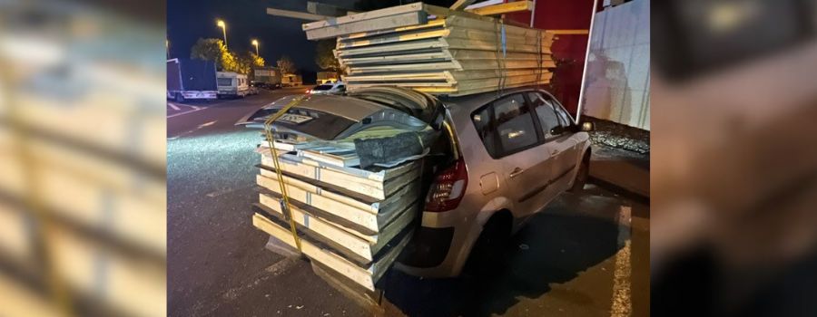Mann transportiert komplette Gartenhütte in Renault auf A3