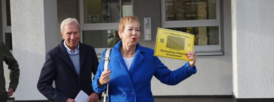 Petitionsübergabe am Rathaus - Bürgerbegehren gegen Erhöhung des Hebesatzes der Grundsteuer B