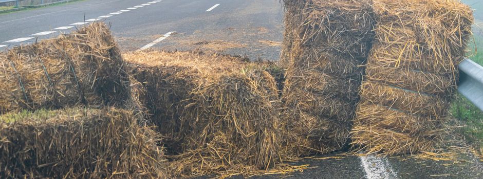 Strohballen auf A27-Brücke entdeckt