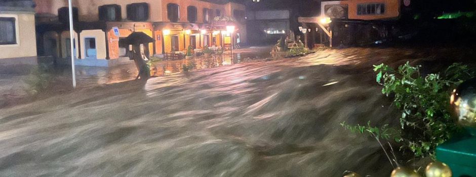 Tote und Verletzte nach Blitzen - Regen überschwemmt Straßen