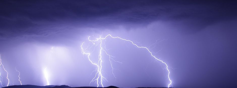 Amtliche Unwetterwarnung vor schwerem Gewitter mit heftigem Starkregen