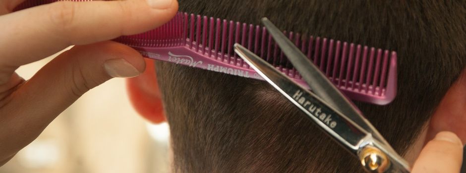 Wütender Kunde verprügelt Friseur in Wiesbaden