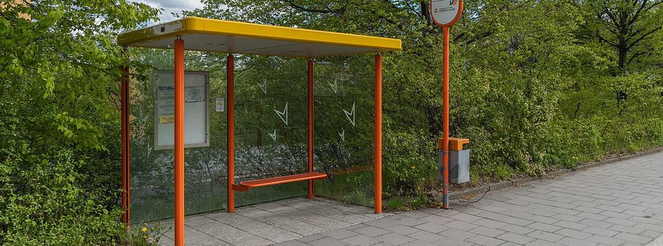 Autofahrerin (20) kracht in Mainzer Bushaltestelle