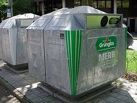 Rücksicht beim Einwurf in die Flaschencontainer