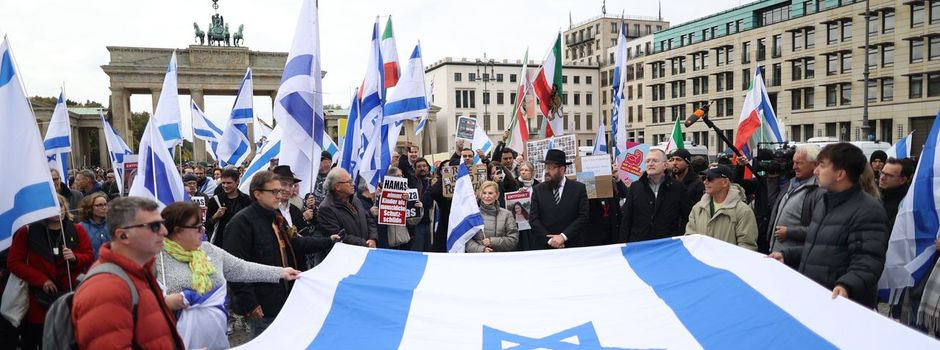 Gedenken und Proteste zum Jahrestag des Hamas-Überfalls