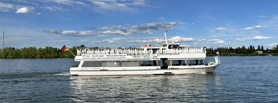 Rätselhafte Besatzung: Boot mit weißen Figuren passiert Mainz