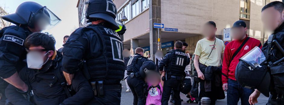 Demo-Blockade in Mainz: Polizei trägt Gegendemonstranten von Straße