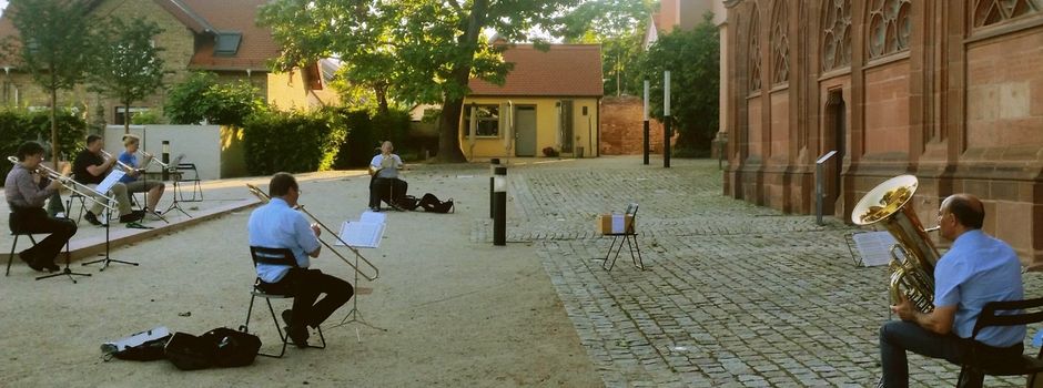 Musik erfüllt den Oppenheimer Kirchplatz - Kantorei und Bläserensemble proben unter freiem Himmel