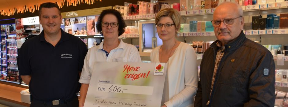 dm-drogeriemarkt spendet 600 Euro an den Förderverein der Feuerwehr Oppenheim