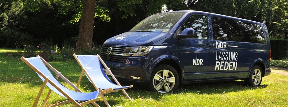 „Lass uns reden“: NDR-Bus macht auf dem Soltauer Wochenmarkt Station