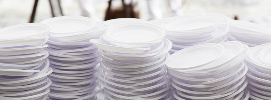 Einweggeschirr adé: Was das Verbot von Einwegplastik für Niederkasseler Gastronomen bedeutet