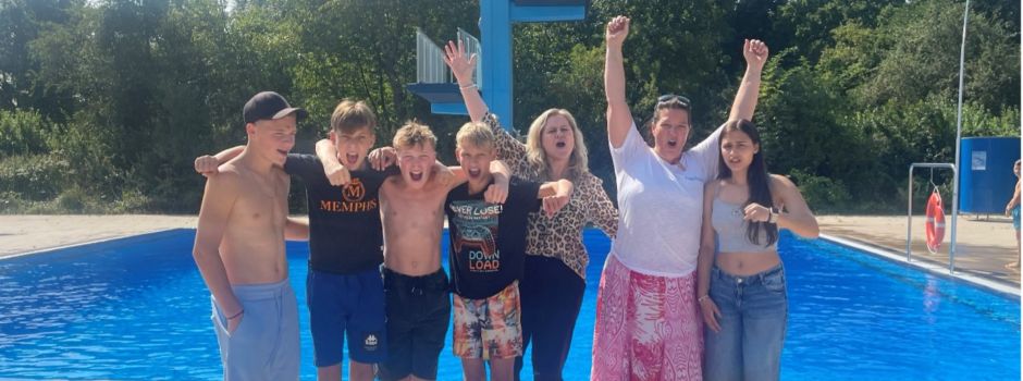 Gelungener Start ins Schuljahr: Alfred-Delp Realschule gewinnt Freibad-Vormittag durch kreative Aktion