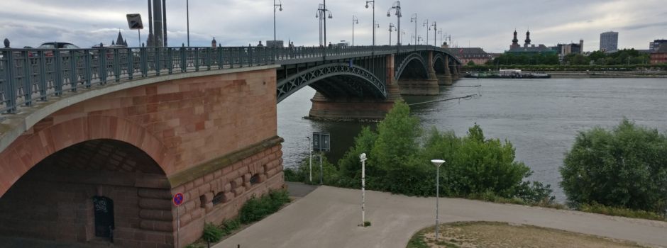 Schock-Moment: Rettungswagen kippt bei Einsatz in Wiesbaden um