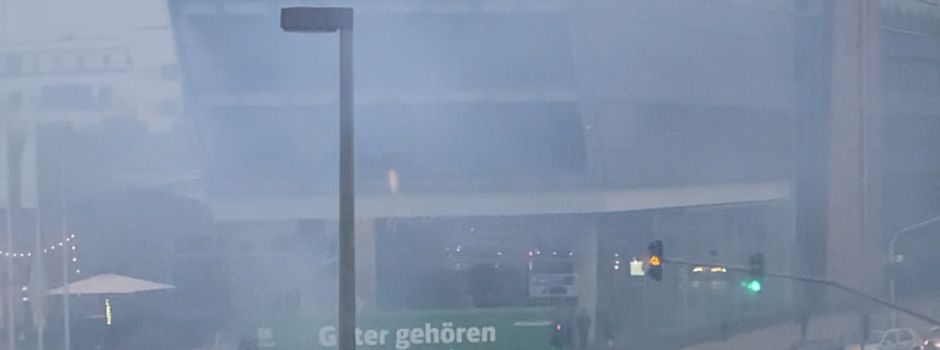 Rauchwolke in Mainzer Altstadt – Funken sprühen aus Kamin