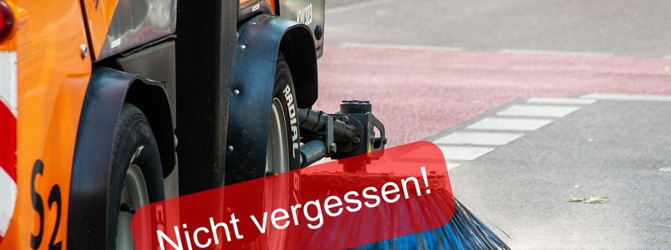 Rosenmontag werden die Straßen mit einer Kehrmaschine gereinigt