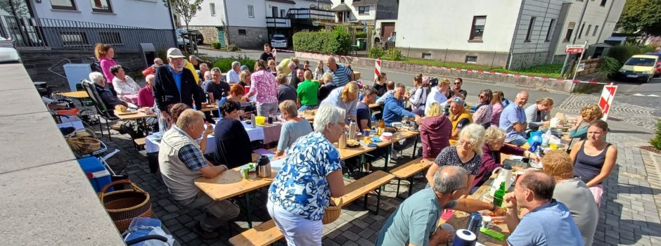 Gelungenes Mitbringfrühstück auf dem Dorfplatz