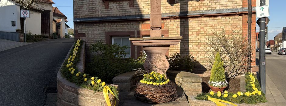 Österlicher Schmuck am Wegkreuz zum Seligmacher