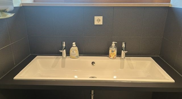 Neue Waschtische für den Dorfsaal