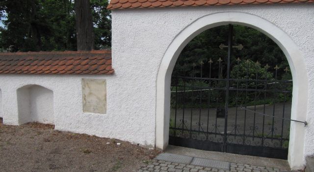 Keine Mülltonnen mehr am Haupteingang des Friedhofs