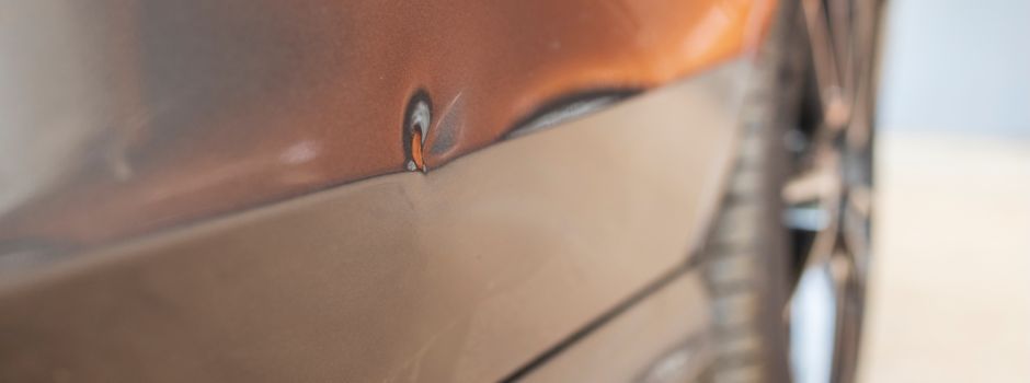 Mehrere Fahrzeuge mit Zwille beschädigt
