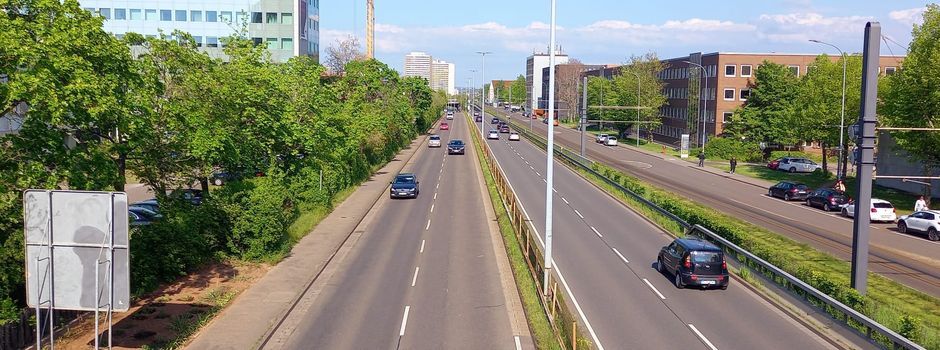 Fahrerloser Gelenkbus rollt Saarstraße runter und kracht in Leitplanke