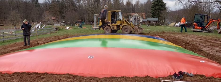 Ein neues Hüpfkissen für den Spielplatz