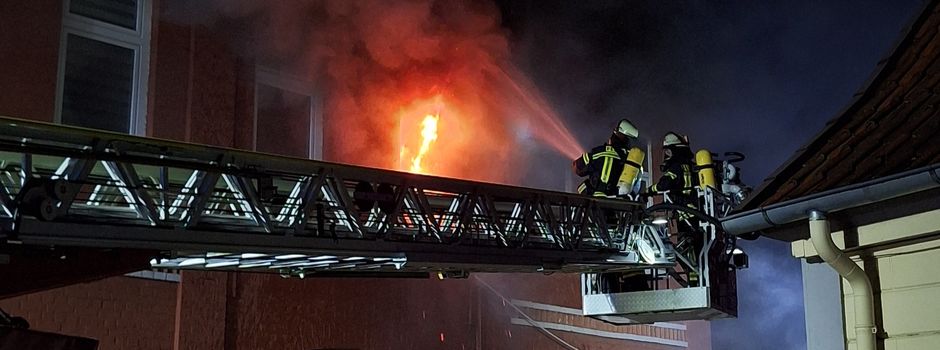 Feuerwehrleute retten Hunde und Katzen aus brennendem Wohnhaus