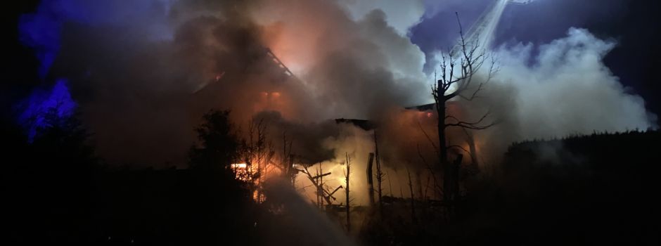 Feuerwehrleute können Flammen an Wohnhaus stoppen