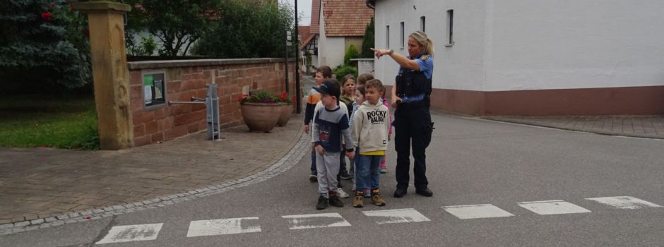 Polizei zeigt, wie man sicher im Straßenverkehr ist