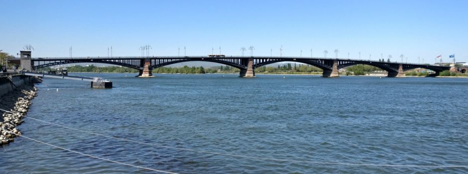 Wasserrettung an der Theodor-Heuss-Brücke