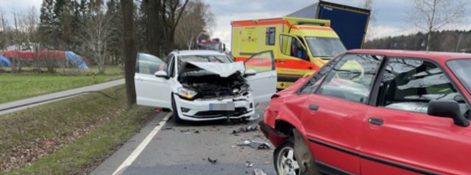 Schwerer Unfall auf B3 - drei Verletzte