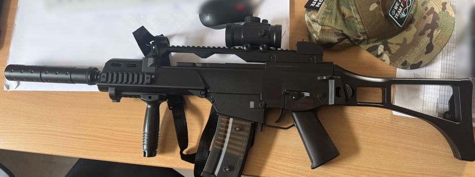 Vermummter fährt mit täuschend echt aussehendem Sturmgewehr durch die Innenstadt