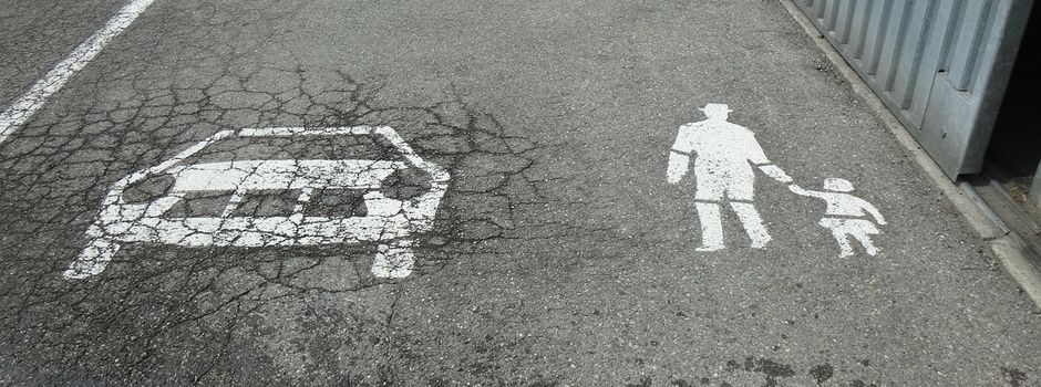 Silberfarbener Corsa fährt Fußgängerin an und flüchtet