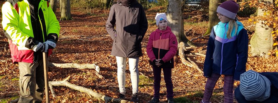 Kinder pflanzen neue Bäume im Wald „Auf dem Esch“