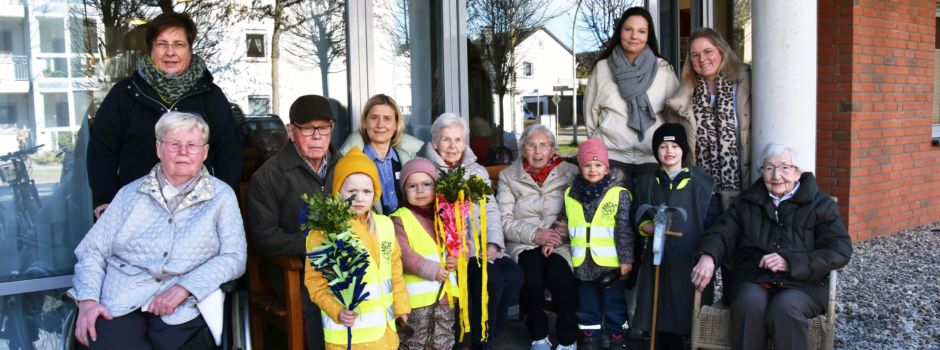 Kinder übergeben Palmstöcke an die Bewohner des Pflegewohnheims St. Josef