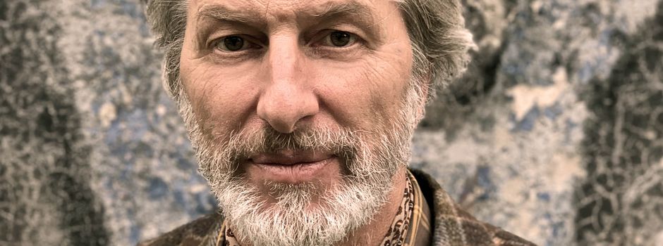 „Engelrausch“: Ein literarisch-musikalischer Abend mit Rufus Beck