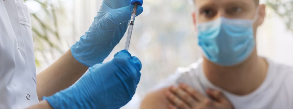 AstraZeneca-Impfung für Ü60-Jährige: Wieso wird dezentral verimpft?