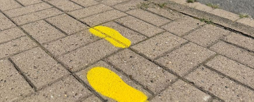 Gelbe Füße für einen sicheren Schulweg: Erneuert und bereit für das neue Schuljahr!