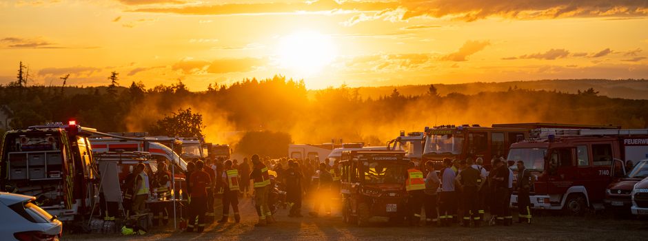 Großeinsatz: Feuerwehr kämpft bei Bad Schwalbach gegen Waldbrand