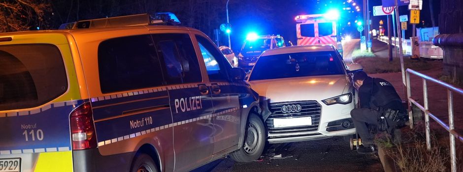 Auf Gegenfahrbahn unterwegs: Auto kracht mit Streifenwagen zusammen