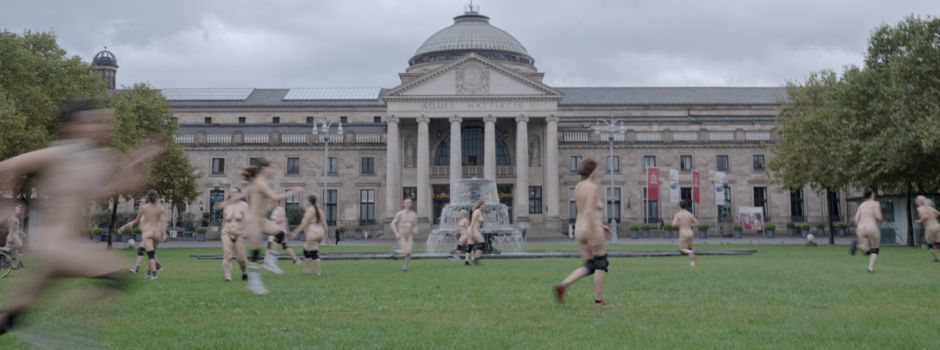 40 nackte Menschen tanzen vor Wiesbadener Kurhaus