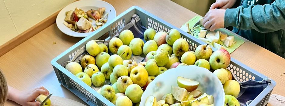 Die Klassen 2a und 2b und die Partenheimer Landfrauen machten gemeinsam Apfelbrei