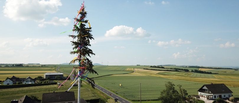 Einladung zu Tanz in den Mai und dem traditionellen Maibaumstellen
