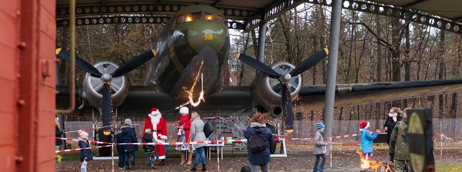Santa Claus beim „Rosinenbomber“