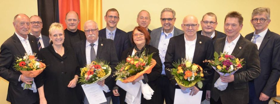 Landrätin überreicht Landesehrennadeln